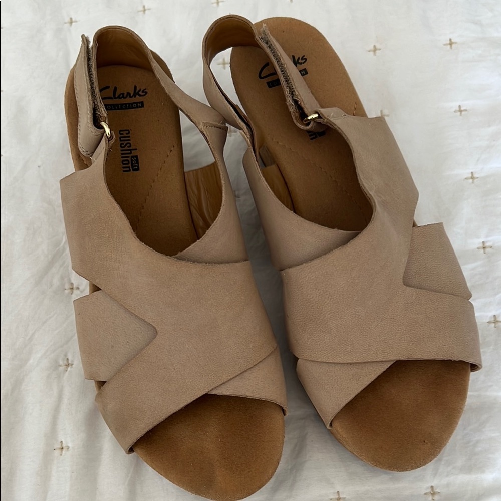 Clarks Women’s Size 9W Brushed Tan Leather Sandals with Ankle Straps